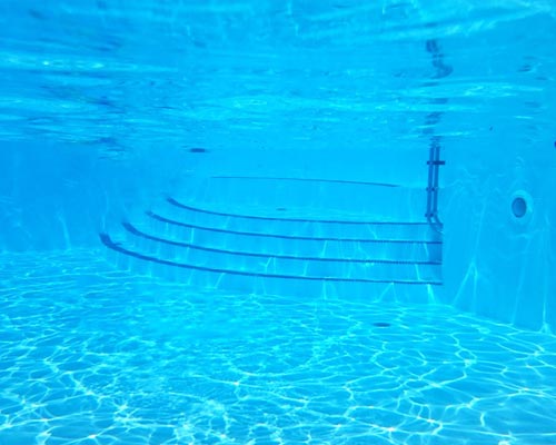 Vista sotto l'acqua in piscina