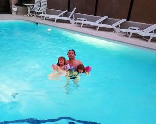 Famiglia in piscina