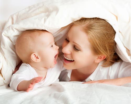 Famiglia che si diverte sul letto