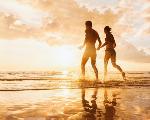 Coppia in spiaggia al tramonto