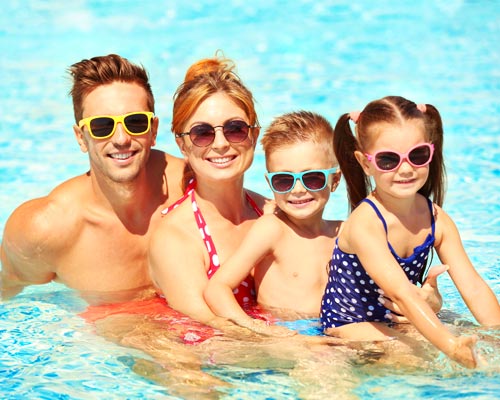 Famiglia in piscina